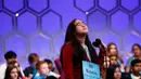 Kristin Milburn (11) mengambil jeda ketika berkompetisi pada babak kedua Scripps National Spelling Bee di Oxon Hill, Maryland, Selasa (28/5/2019). Kompetisi mengeja ini yang tertinggi di AS, dengan peserta yang juga berasal dari negara lain. (AP/Patrick Semansky)