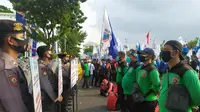 Aksi demo buruh menolak UU Cipta Kerja di Surabaya, Jawa Timur pada Selasa, (27/10/2020) (Foto: Liputan6.com/Dian Kurniawan)