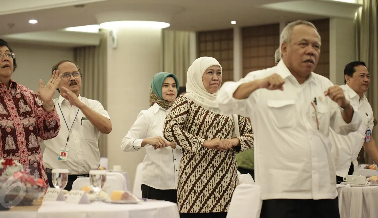Mensos Khofifah Indar Parawansa bersama sejumlah menteri dan para undangan melakukan senam peregangan otot sebelum membuka rangkaian acara Gerakan Masyarakat Hidup Sehat (Germas) di Kantor Kemenko PMK, Jakarta, Rabu (22/2). (Liputan6.com/Faizal Fanani)