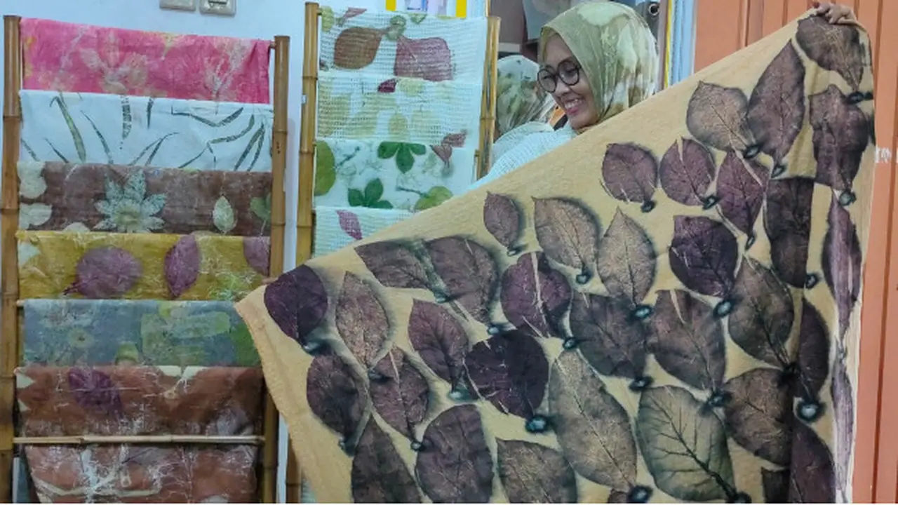 Cerita Yuli Mengolah Bahan Alam Jadi Motif Cantik Ramah Lingkungan