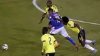 Duel panas terjadi antara Brasil melawan Kolombia pada laga lanjutan Grup C Copa Amerika 2015 di Estadio Monumental, Santiago, Chile, Kamis (18/6/2015). Kolombia menang 1-0 atas Brasil. (REUTERS/Ueslei Marcelino)