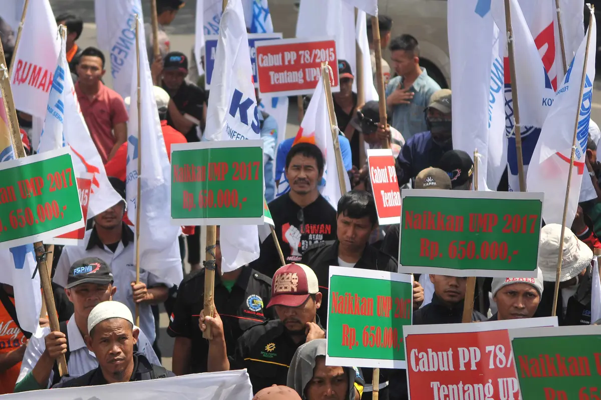 20160601-Buruh Geruduk Balai Kota DKI Tuntut Kenaikan UMP Rp 650 Ribu-Jakarta
