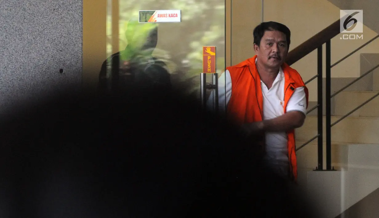 Bupati Labuhanbatu nonaktif Pangonal Harahap akan menandatangani berkas perpanjangan penahanan  di gedung KPK, Jakarta, Senin (10/9). Pangonal Harahap diperiksa terkait  dugaan suap proyek di lingkungan pemda Labuhanbatu, Sumut. (Merdeka.com/Dwi Narwoko)
