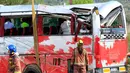 Petugas menyelidiki sebuah bus berisi mahasiswa asing yang mengalami kecelakaan di Jalan Raya AP7 dekat Kota Freginals, Spanyol, Minggu (20/3). Sedikitnya 13 penumpang tewas dalam insiden itu sementara puluhan lainnya luka-luka. (PAU Barrena/AFP)