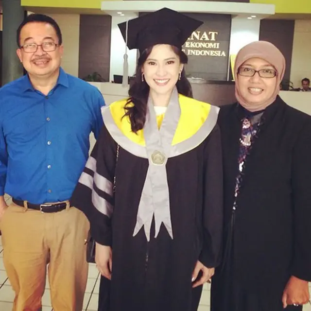 6 Artis Cewek yang Berprestasi di Bidang Akademik, Terbaru Prilly Latuconsina