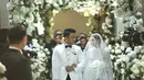 <p>Sebelum menaik ke altar, terlihat wajah bahagia yang terpancar dari Jessica Mila dan Yakup Hasibuan. [Fimela.com/Daniel Kampua]</p>