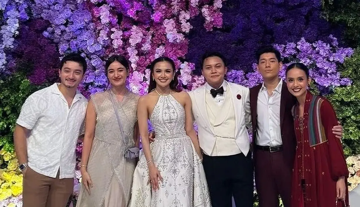 Terlihat juga Mawar Eva de Jongh yang tampil serasi dengan Bryan Domani dalam balutan ansambel nuansa earth tone. [@bryandomani]