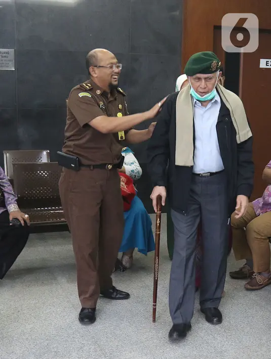 Kivlan Zen (kanan) jelang untuk memberikan kesaksian dalam sidang lanjutan kasus kepemilikan senjata api ilegal di Pengadilan Negeri Jakarta Pusat, Rabu (5/2/2020). Sidang untuk terdakwa Azwarni ditunda karena alasan kesehatan Kivlan Zen. (Liputan6.com/Herman Zakharia)