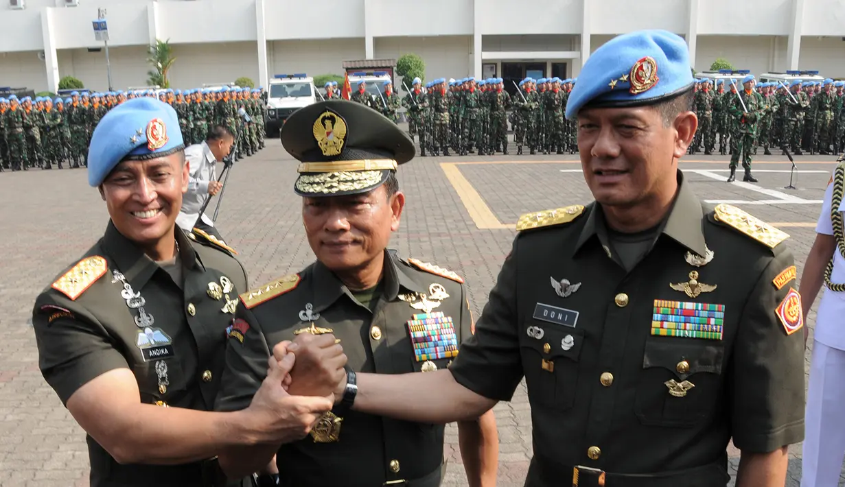 Mayjen TNI Andika Perkasa, Panglima TNI Jenderal TNI Dr. Moeldoko dan Mayjen TNI Doni Monardo berpose bersama usai serah terima jabatan, Markas Komando Paspampres, Jakpus, Rabu (22/10/2014) (Dok.Puspen TNI)
