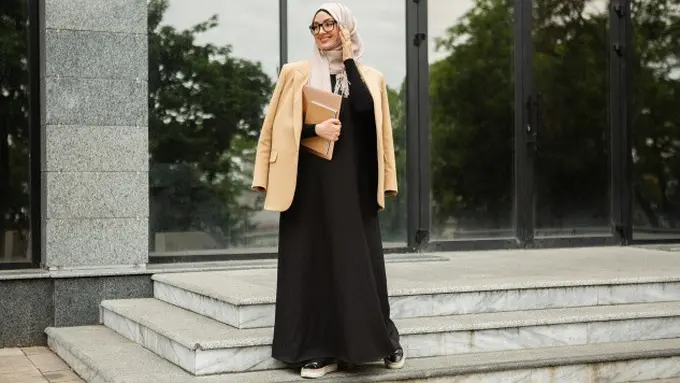 Ilustrasi Gamis Hitam (Credit: marymarkevich/freepik)