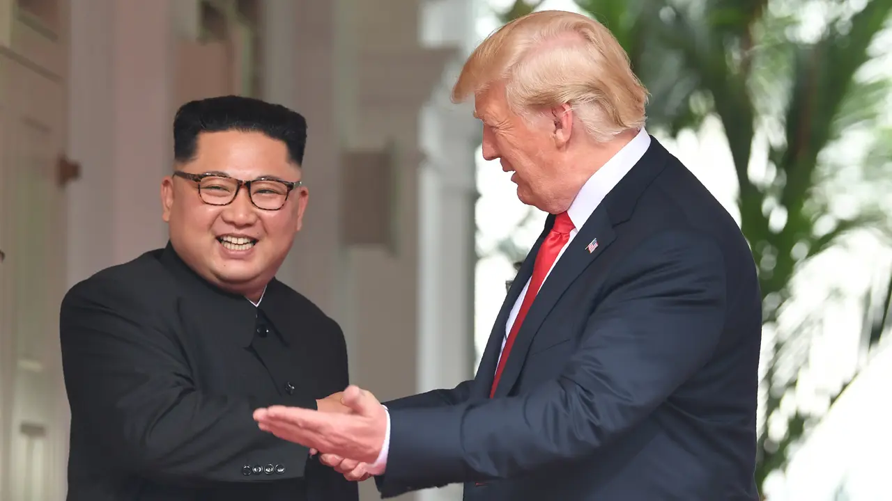 Jabat Tangan Perdana Trump dan Kim Jong-un