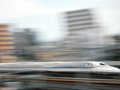 Shinkansen yang juga dikenal dengan kereta peluru melewati stasiun di Hamamatsu pada Kamis (29/9/2019). Shinkansen merupakan sarana utama untuk angkutan antar kota di Jepang, selain pesawat terbang, dengan kecepatan tertingginya bisa mencapai 300 km/jam. (Photo by Adrian DENNIS / AFP)