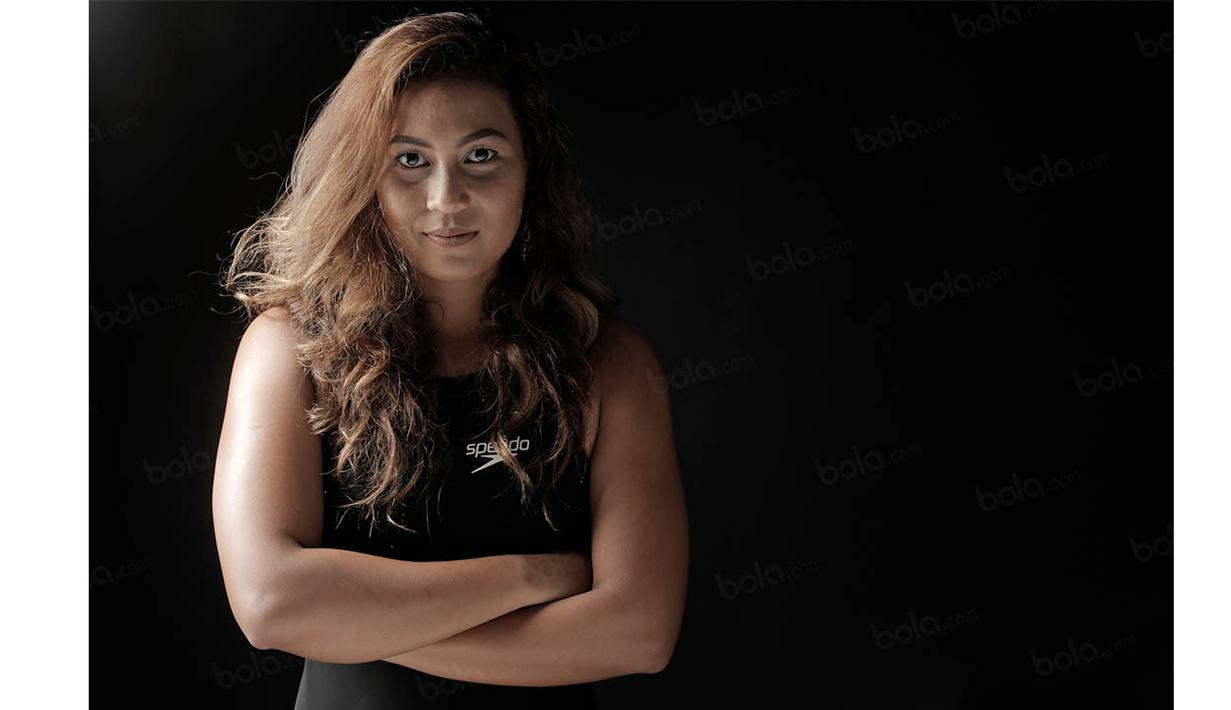 Perenang Indonesia, Raina Saumi Grahana, berpose dalam balutan pakaian renang saat sesi foto bersama Bola.com pada Senin (31/10/2016). (Bola.com/Peksi Cahyo)