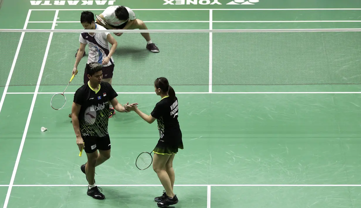 Ganda Campuran Indonesia, Praveen Jordan/Melati Daeva Oktavianti saat menghadapi pasangan Taiwan Lee Yang/Yang Ching Tun pada laga Indonesia Masters 2020 di Istora, Jakarta, Kamis (16/1). Praveen/Melati menang 20-22, 21-12 dan 21-12. (Bola.com/Yoppy Renato)