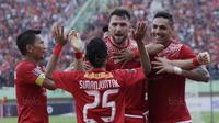 Striker Persija, Marko Simic, melakukan selebrasi usai mencetak gol ke gawang Mitra Kukar pada laga perempat final Piala Presiden di Stadion Manahan, Solo, Minggu, (4/2/2018). Persija menang 3-1 atas Mitra Kukar. (Bola.com/M Iqbal Ichsan)