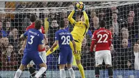 Aksi kiper Chelsea, Thibaut Courtois mengamankan bola dari kejaran pemain Manchester United pada lanjutan Premier League di Stamford Bridge, London, (5/11/2017). Chelsea menang 1-0. (AP/Frank Augstein)