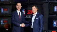 Komisioner NBA, Adam Silver (kiri), dan CEO Take-Two, Strauss Zelnick, berjabat tangan setelah mengumumkan rencana menggulirkan liga NBA virtual bertajuk NBA 2K eLeague, Kamis (9/2/2017). (Bola.com/Twitter/NBA2K)