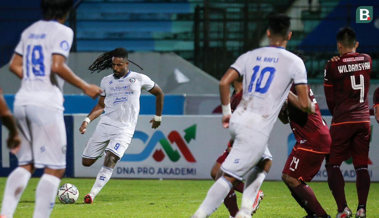 Tensi pertandingan makin tinggi. Dua tim saling melancarkan serangan cepat. Fortes kembali membuat Arema unggul menit 73. Kali ini lewat tendangan bebas. (Bola.com/Bagaskara Lazuardi)
