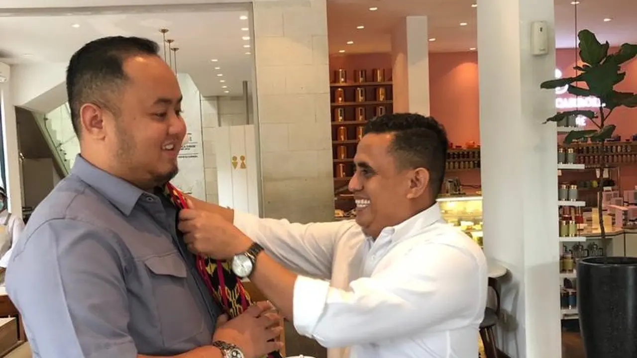 Adhitya (kiri) bersama Yohanis dalam sebuah acara. (Ist)