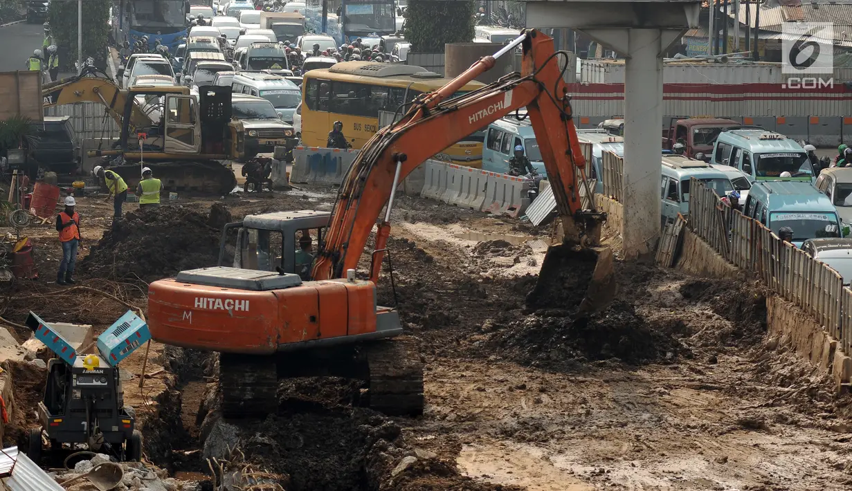 Sejumlah kendaraan antri untuk bisa memasuki Jalan Matraman Raya, Jakarta, Jumat (21/7). Kepadatan arus lalu lintas terjadi karena penyempitan ruas jalan akibat pembangunan underpass Matraman. (Liputan6.com/Helmi Fithriansyah)