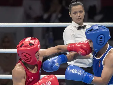 Petinju asal Indonesia Huswatun Hasanah gagal melangkah ke final setelah dikalahkan Sudaporn Seesondee asal Thailand di babak semifinal kelas ringan (57-60 kg) Asian Games 2018 di JIExpo Kemayoran Jakarta, Jumat (31/8/2018). (Bola.com/Peksi Cahyo)