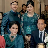 Mengintip tampilan Erina Gudono dan sang ibu mertua Iriana Jokowi yang kompak pakai satu set perhiasan mewah saat kondangan. [@erinagudono].