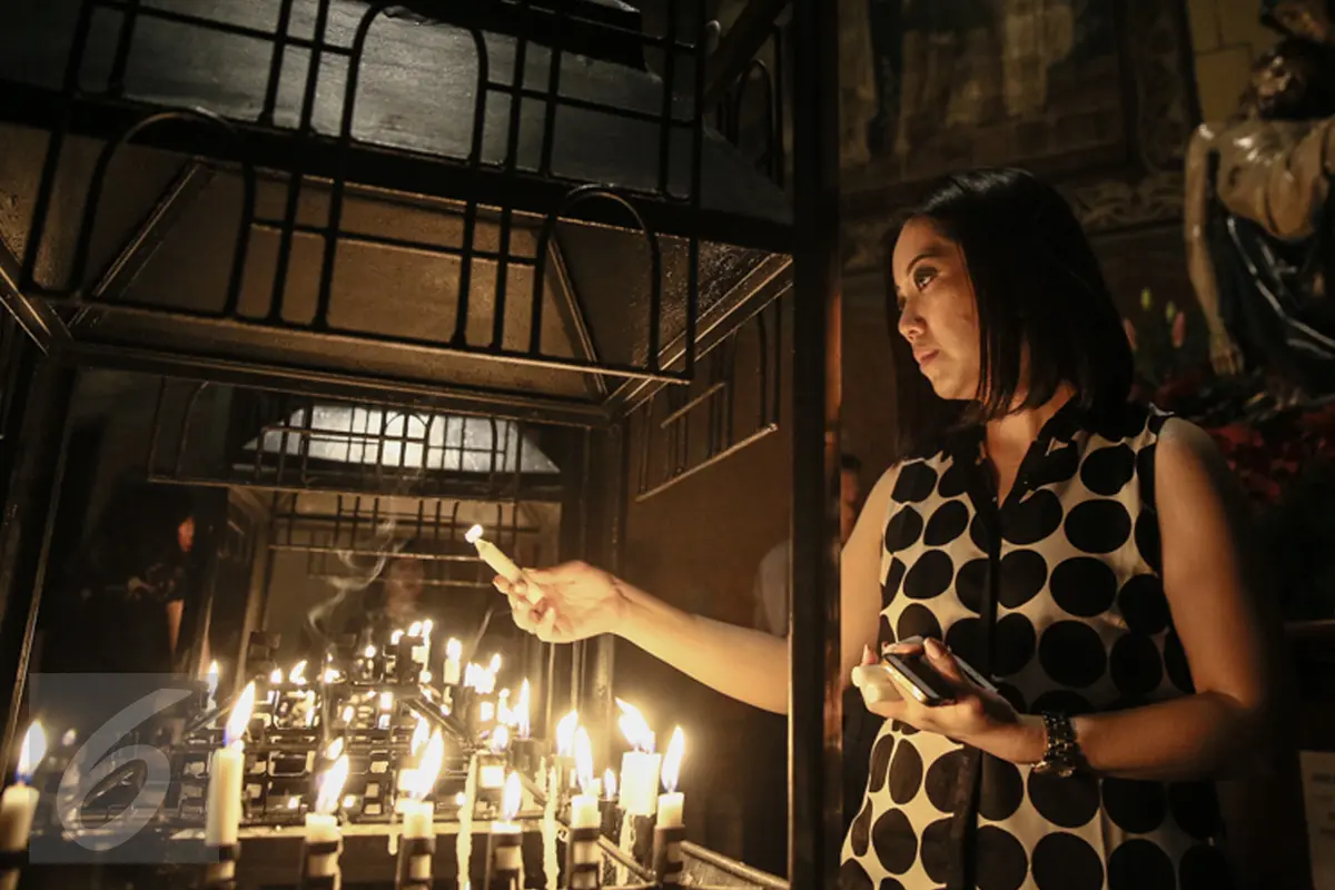 20151224-Puluhan Ribu Jemaat Padati Misa Natal di Gereja Katedral-Jakarta