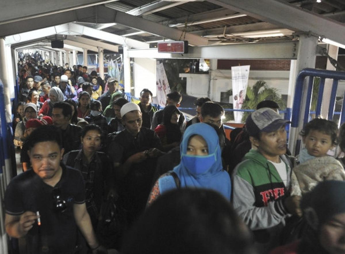 Ratusan pemudik padati Pelabuhan Merak