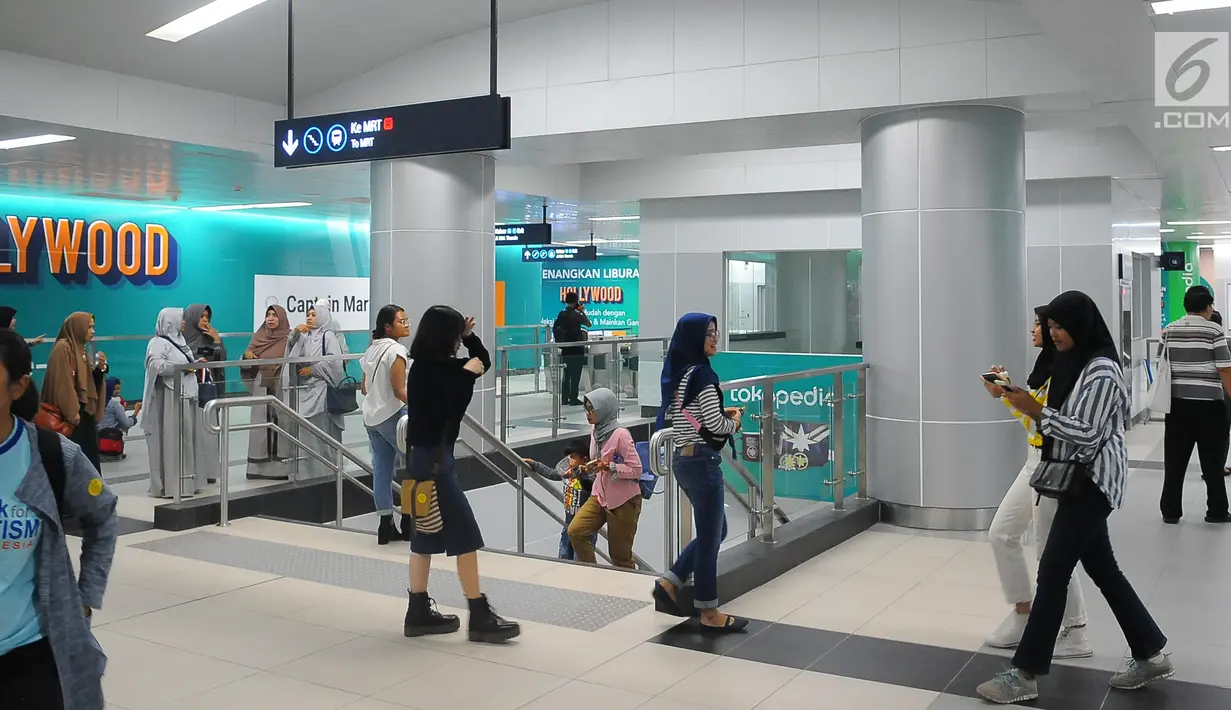 Warga melintas di stasiun MRT Bundaran HI, Jakarta, Selasa (19/2). Setiap stasiun MRT fase 1 ini punya tema dan konsep yang berbeda. (Liputan6.com/Angga Yuniar)