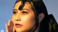 Prilly Latuconsina Terlihat Santai saat Ular Hitam Berada di Leher, Teman Selebritas Lain Beri Reaksi