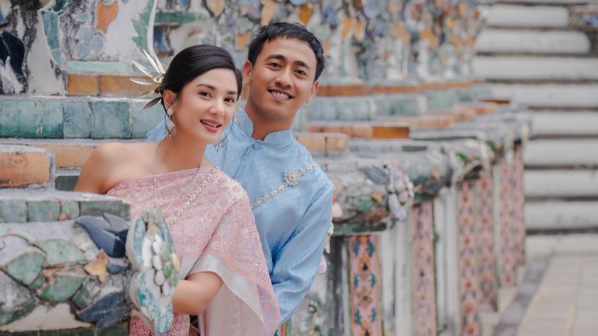 Potret Fanny Ghassani dan Suami Romantis Kondangan di Thailand