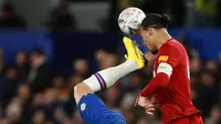 Bek Liverpool, Virgil Van Dijk berebut bola dengan penyerang Chelsea, Olivier Giroud pada laga putaran lima Piala FA di Stamford Bridge, London, Selasa (3/3/2020). Chelsea mengemas kemenangan telak 2-0 atas tamunya Liverpool. (AP/Ian Walton)