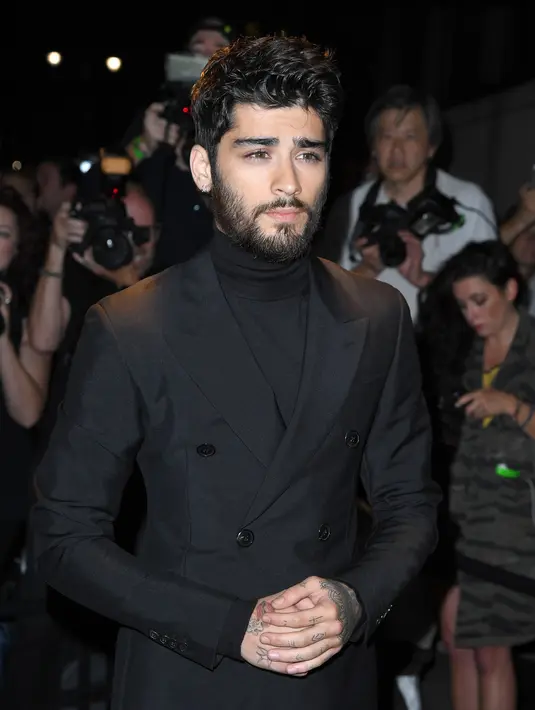 Sesekali keduanya  terlihat saling menatap, terlihat jika keduanya saling mencintai. Tersiar kabar, Gigi mencintai Zayn bukan karena ketampanannya, melainkan kecerdasan  dan kesamaan yang membuat mereka merasa saling melengkapi. (AFP/Bintang.com)