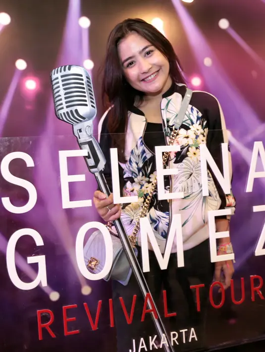 Tidak ingin melewatkan momen menyaksikan aksi enerjik penyanyi bertaraf internasional tersebut, perempuan berusia 19 tahun itu juga merekam aksi panggungnya. Dua buah potongan video hasil rekamannya diunggah usai menontonnya. (Adrian Putra/Bintang.com)