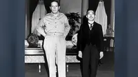 27-9-1945: Foto yang Membuat Kaisar Jepang Terlihat Seperti Manusia Biasa