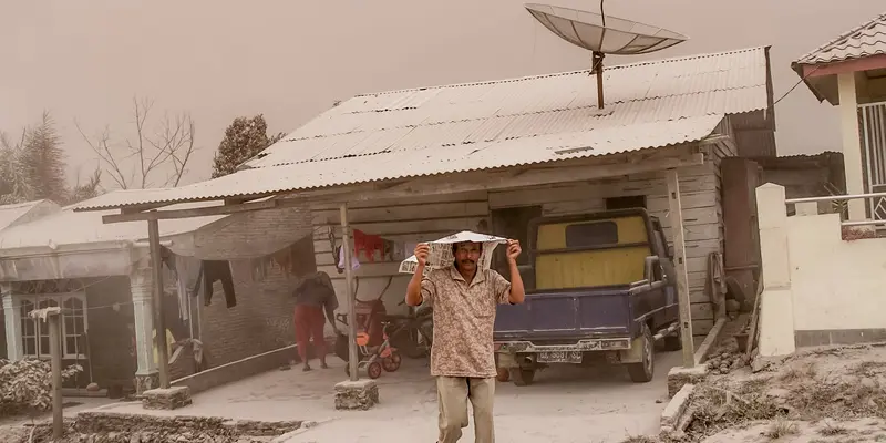 Erupsi Sinabung, Kabupaten Karo Diselimuti Abu Vulkanik