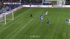 Gol ke-10 Klaas Jan Huntelaar di Eredivisie membantu Ajax menang tipis dengan skor 1-0 atas PEC Zwolle dan hanya berjarak lima poi...