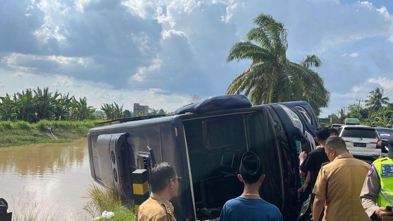 Bus Pengantar Jemaah Haji Terbalik Akibat Sopir Main HP, 8 Penumpang Luka-Luka