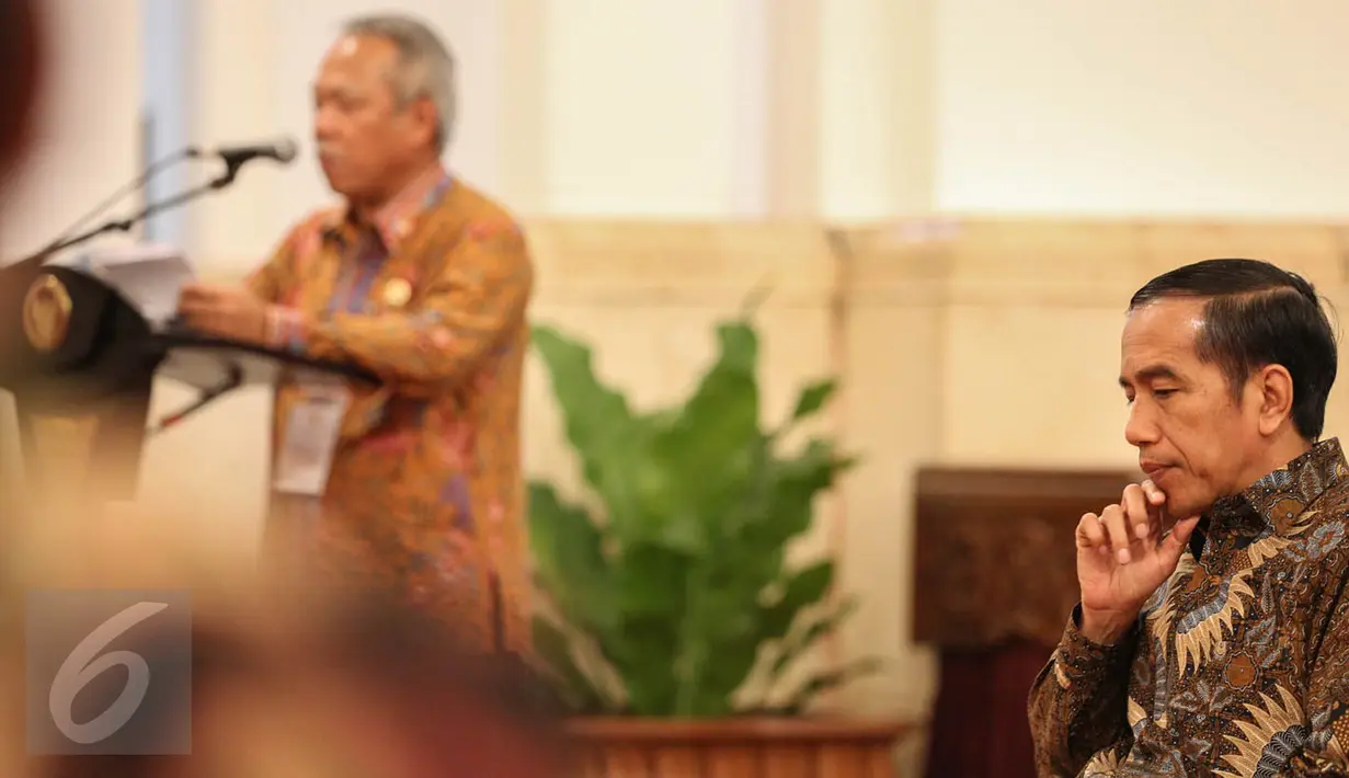 Presiden Jokowi saat mendengarkan sambutan dari Menteri PU-Pera Basuki Hadimuljono pada peringatan Hari Habitat Dunia 2015 di Istana Negara, Jakarta, Selasa (6/10). Hari Habitat Dunia diperingati setiap Senin pertama Oktober. (Liputan6.com/Faizal Fanani)