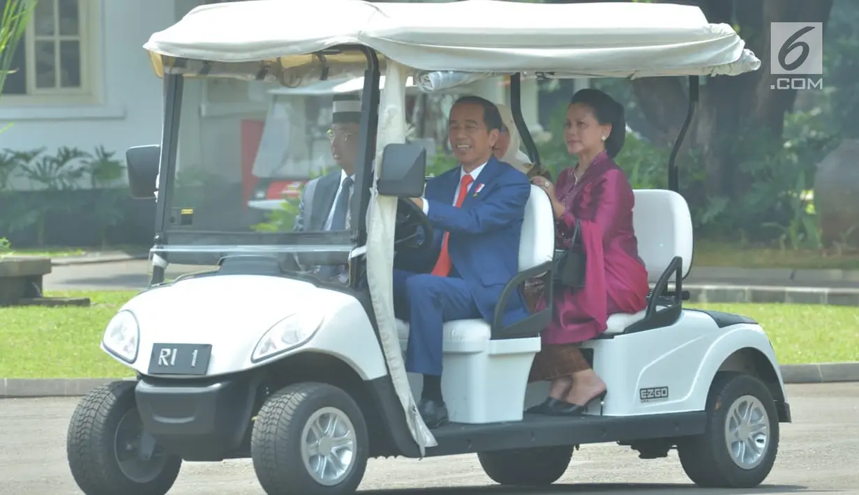 Presiden Joko Widodo mengemudikan mobil golf bersama Raja Abdullah Raja Malaysia Yang Dipertuan Agong XVI Al-Sultan Abdullah di Istana Bogor Jawa Barat, Selasa (27/8/2019). Keduanya akan membahas empat poin untuk menguatkan hubungan Indonesia dan Malaysia. (Liputan6.com/Pool/Seskab:Abdurahma)