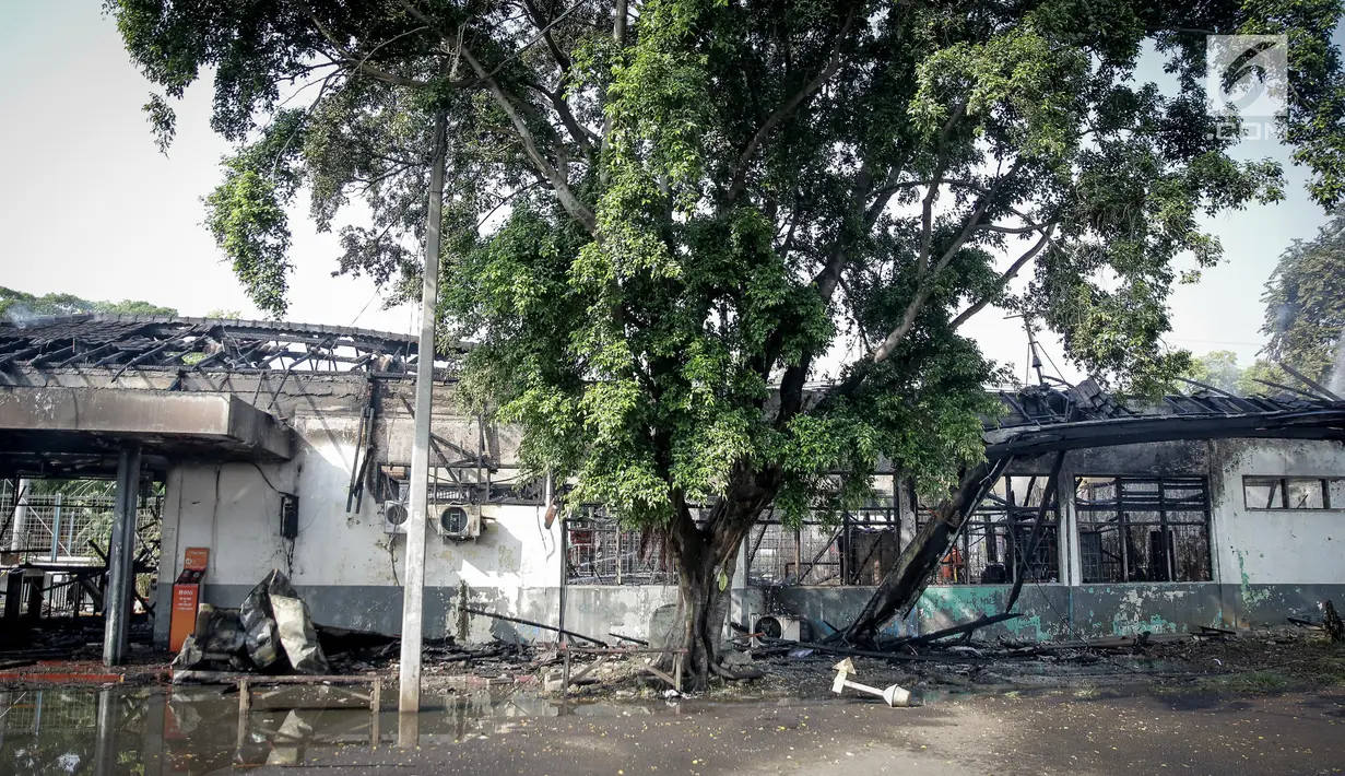 Kondisi bangunan depo Stasiun Klender, Jakarta Timur yang terbakar, Jumat (19/5). Akibat kebakaran, operasional naik-turun penumpang kereta api listrik (KRL) di stasiun itu dihentikan untuk sementara waktu. (Liputan6.com/Faizal Fanani)