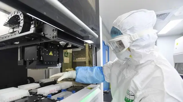 Klaim telah muncul bahwa virus itu berasal dari laboratorium Wuhan ( Gambar: AFP melalui Getty Images)