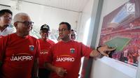 Gubernur DKI Jakarta Anies Baswedan bersama Dirut Jakpro Dwi Wahyu Daryoto melihat gambar Jakarta International Stadium di Jakarta, Kamis (14/3). Stadion ini nantinya bakal digunakan sebagai markas Persija Jakarta. (Liputan6.com/Herman Zakharia)