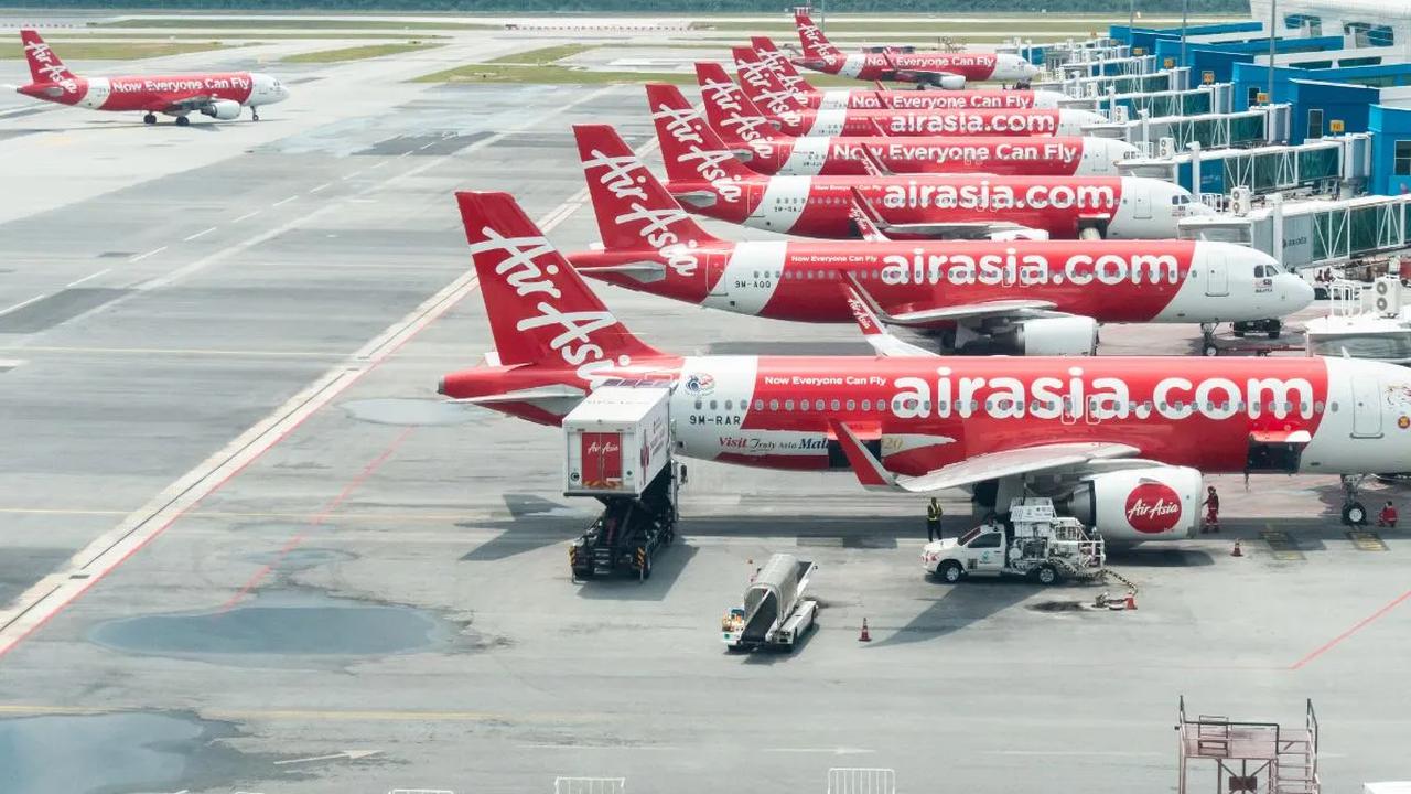 Saat ini, maskapai yang beroperasi melayani penerbangan setiap hari adalah AirAsia, Super Air Jet, hingga Citilink.