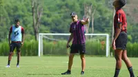 Pelatih Arema FC, Fernando Valente. (Bola.com/Iwan Setiawan)