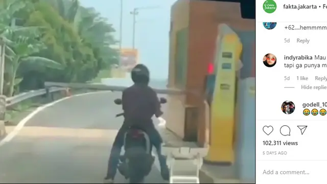 terlihat seorang pengendara sepeda motor mencoba memasuki jalan tol.