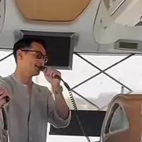 Momen Afgan Hibur Rombongan Haji di Bus, Nyanyi Lagu Religi dengan Mic Seadanya