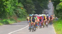 Tour de Singkarak 2018 telah memasuki etape III yang menempuh jarak 150,4 kilometer, Selasa (6/11/2018). (Bola.com/Rizki Hidayat)