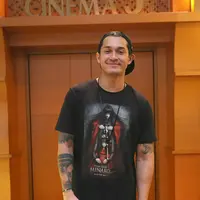 Usia Miller Khan telah berusia 30 tahun. Meski telah berkepala tiga, ia mengaku belum kepikiran untuk mengakhiri masa lajangnya. Kini, aktor asal Malaysia itu fokus pada kariernya. (Nurwahyunan/Bintang.com)