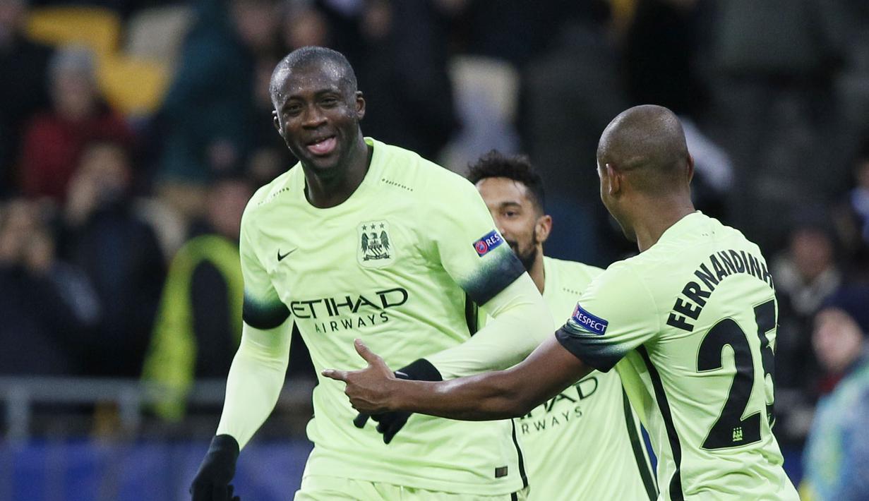 Pemain Manchester City, Yaya Toure (kiri) mencetak gol ke gawang Dynamo Kiev pada leg pertama babak 16 besar liga Champions di Stadion NSC Olimpiyski, Kiev, Ukraina, Rabu (25/2/2016) dini hari WIB. (Reuters / Gleb Garanich)
